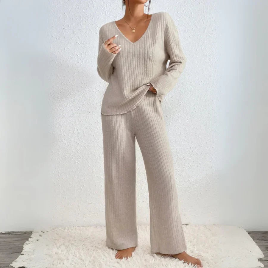 Tweedelige outfit met rechte broek en V-hals top