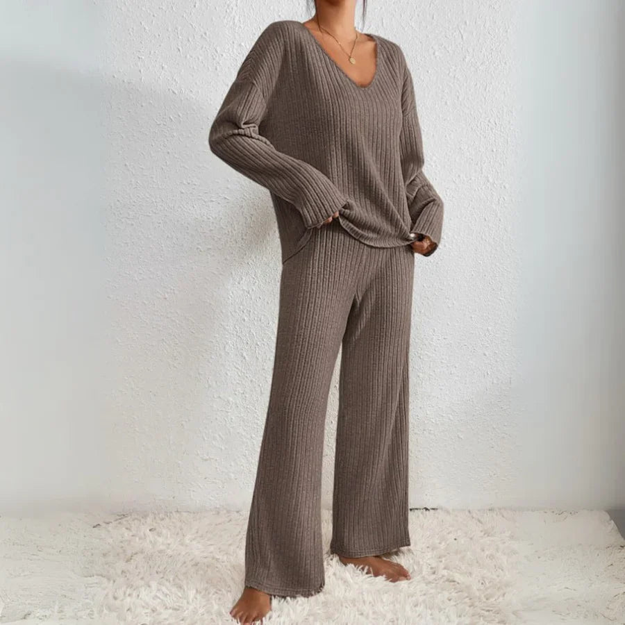 Tweedelige outfit met rechte broek en V-hals top