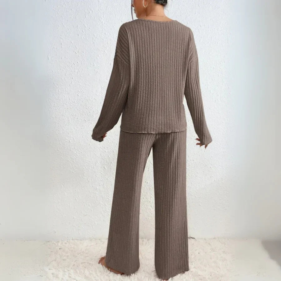 Tweedelige outfit met rechte broek en V-hals top