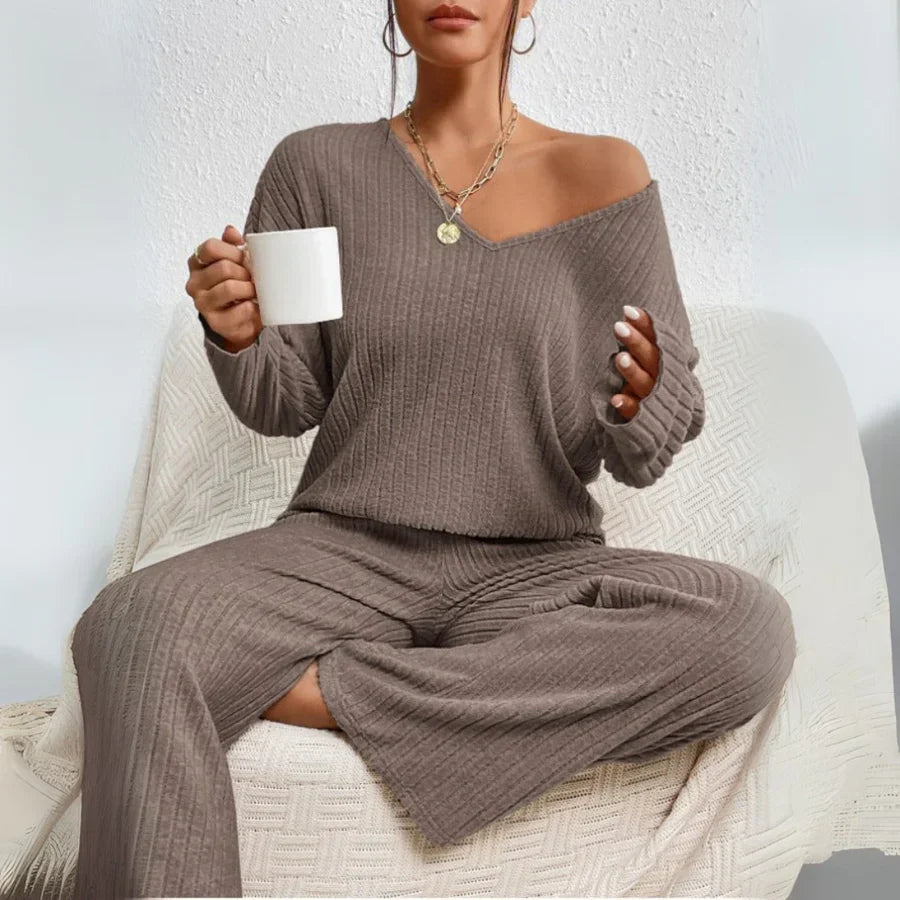 Tweedelige outfit met rechte broek en V-hals top