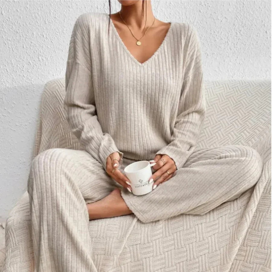 Tweedelige outfit met rechte broek en V-hals top