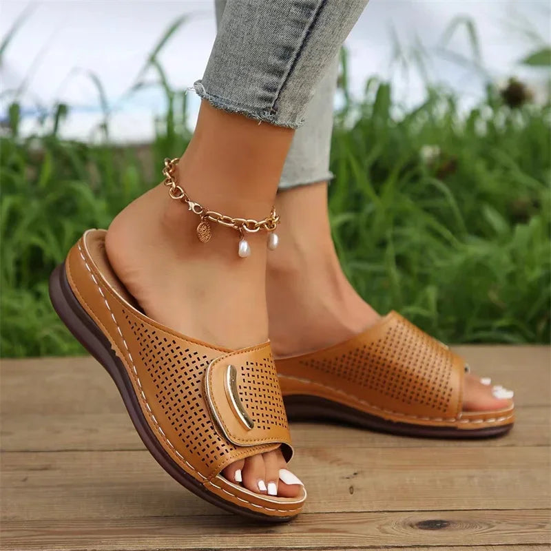 Pantofole con zeppa traforate