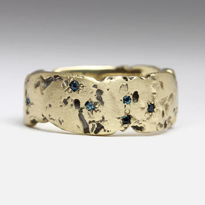 Vintage vergulde gesmede ring met blauwe ingelegde kristallen