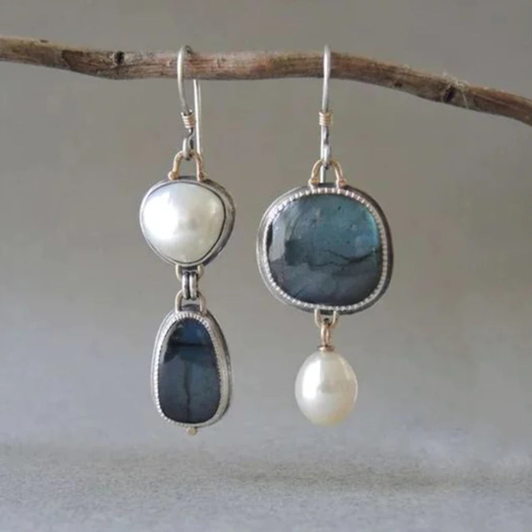 Vintage oorbellen met blauwe natuursteen en parels