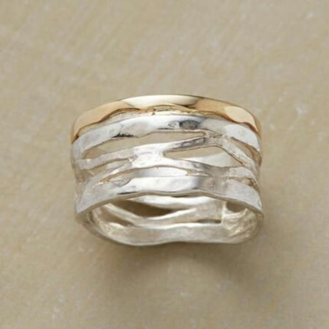 Vintage ring in goud en zilver met opengewerkt ontwerp