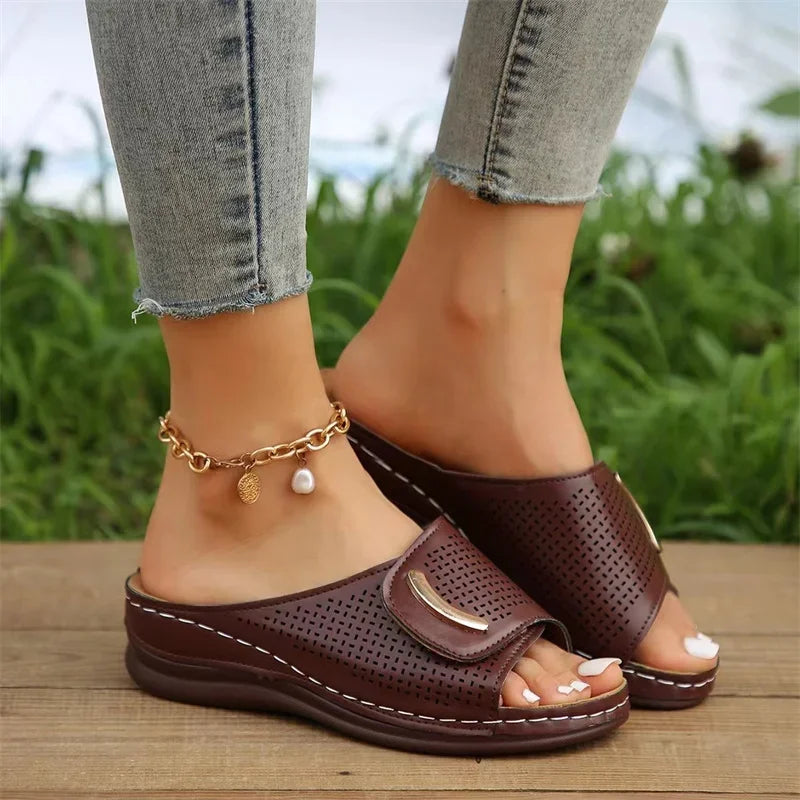 Pantofole con zeppa traforate