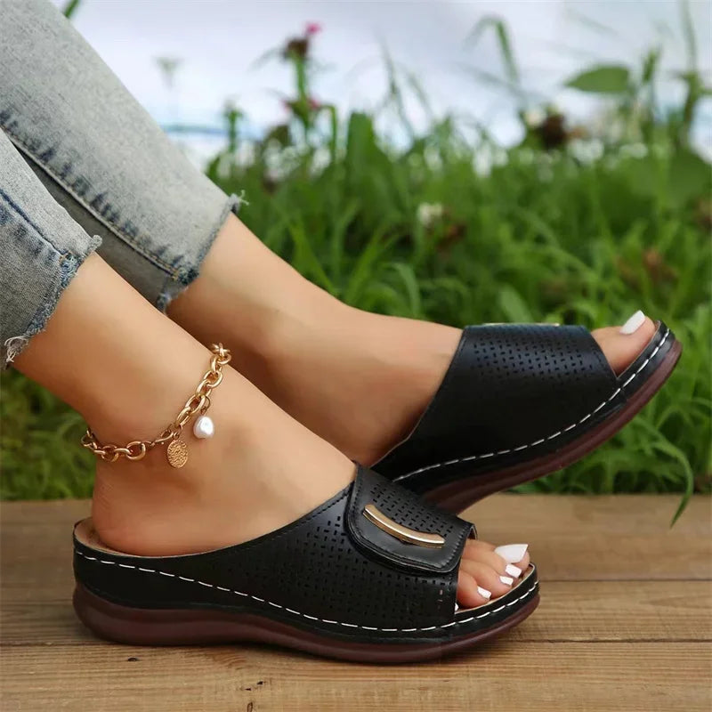 Pantofole con zeppa traforate