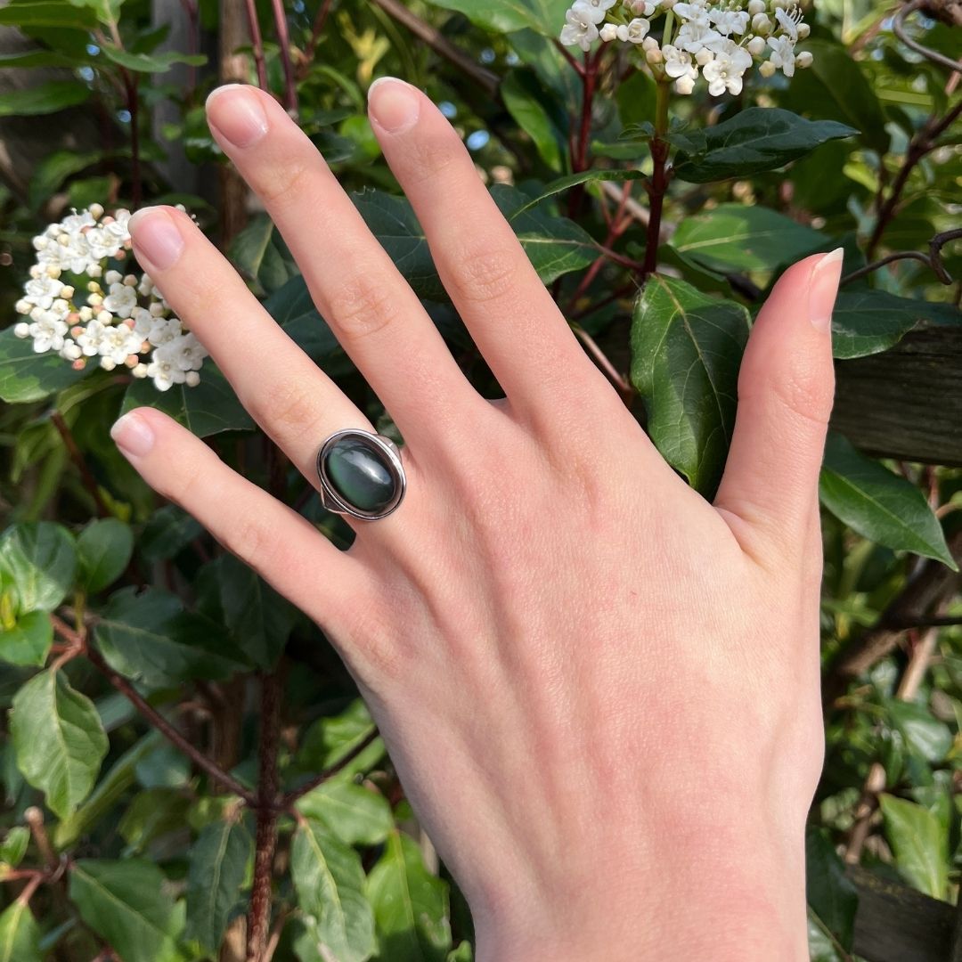 Verstelbare ring “Het genezingsproces van de ziel” in obsidiaan, hemelsoog en zilver
