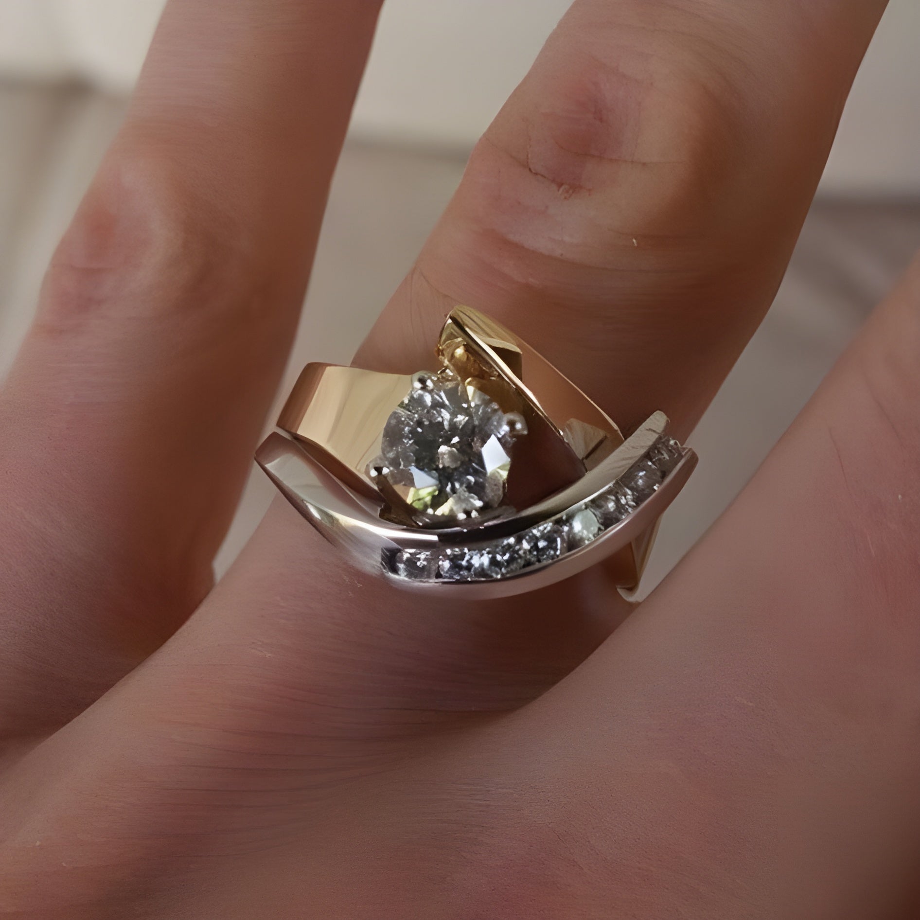 Vintage ring in goud en zilver met onregelmatige vorm en zirkonia's