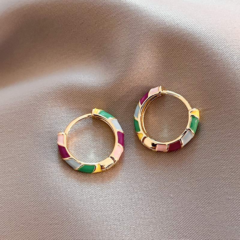 Elegante Gouden Oorbellen met Meer­kleurige Emaille