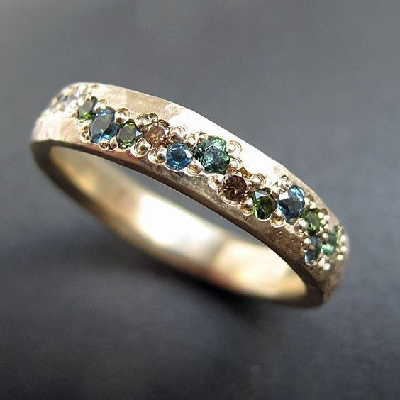 Vintage gouden ring met gekleurde details