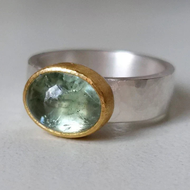 Groene ring met afgeronde steen