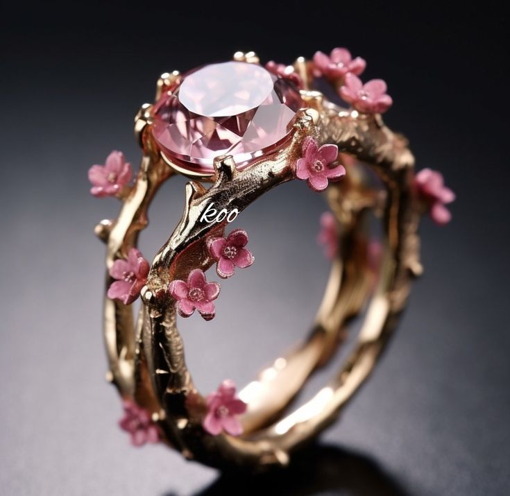 Gouden ring met roze kristal en kleine bloemen